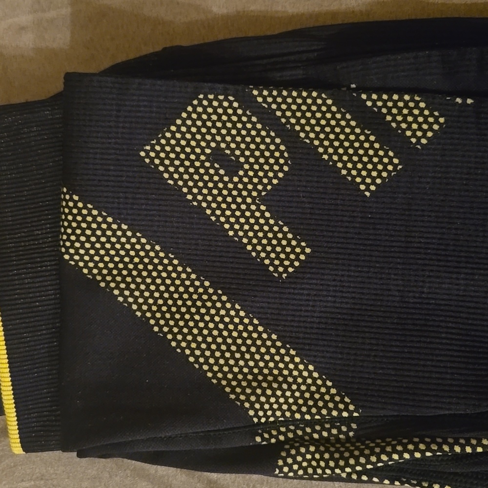 NWT VS PINK Active Leggings Tight Black and Yellow sz Small